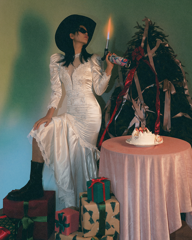 노란 수영복에 섹시한 몸매 어필하는 존예 처자