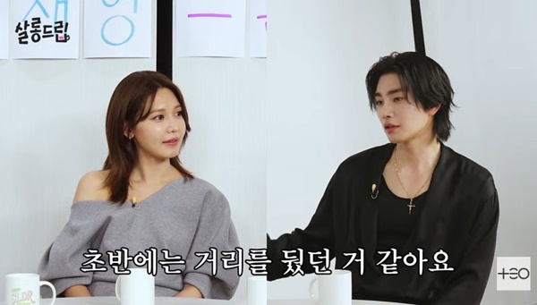 노란 수영복에 섹시한 몸매 어필하는 존예 처자