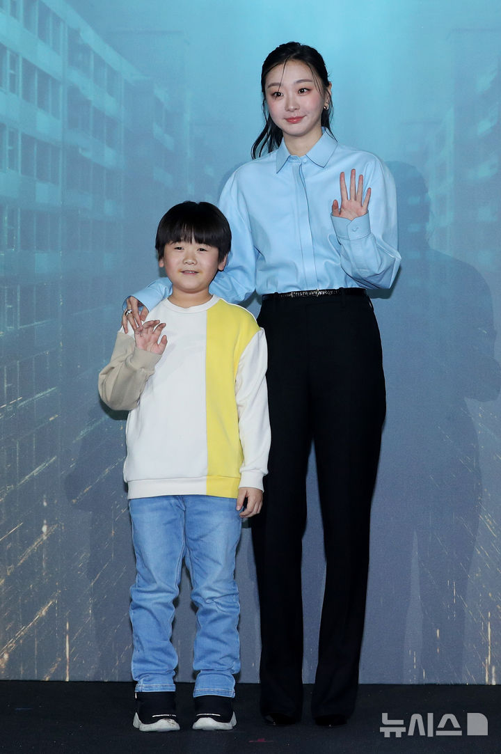 포즈 취하는 권은성-김다미