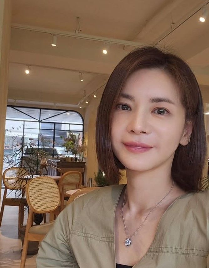 노란 수영복에 섹시한 몸매 어필하는 존예 처자