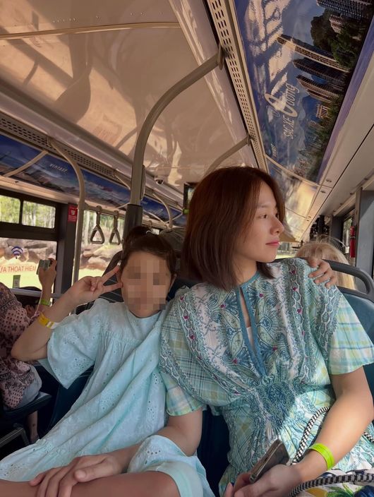 노란 수영복에 섹시한 몸매 어필하는 존예 처자