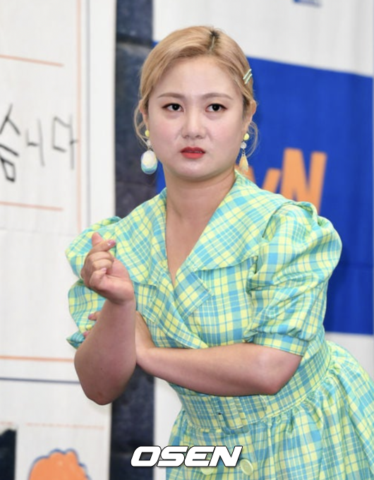 노란 수영복에 섹시한 몸매 어필하는 존예 처자