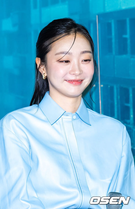 노란 수영복에 섹시한 몸매 어필하는 존예 처자