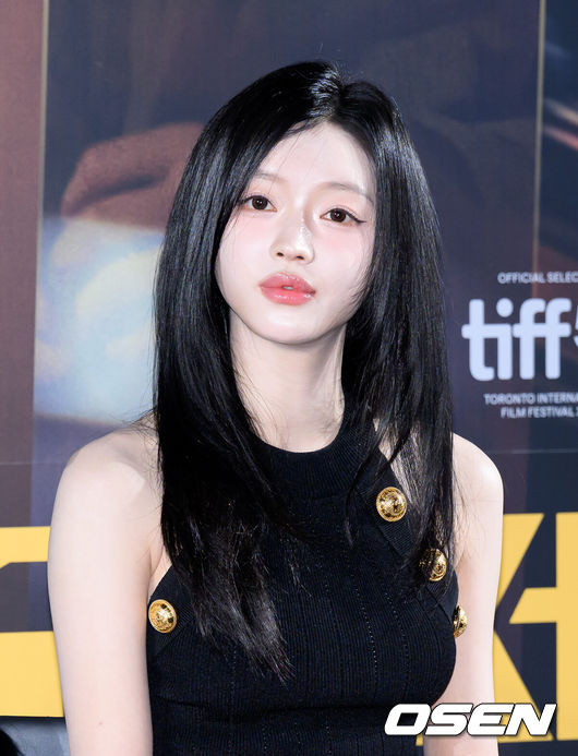 노란 수영복에 섹시한 몸매 어필하는 존예 처자