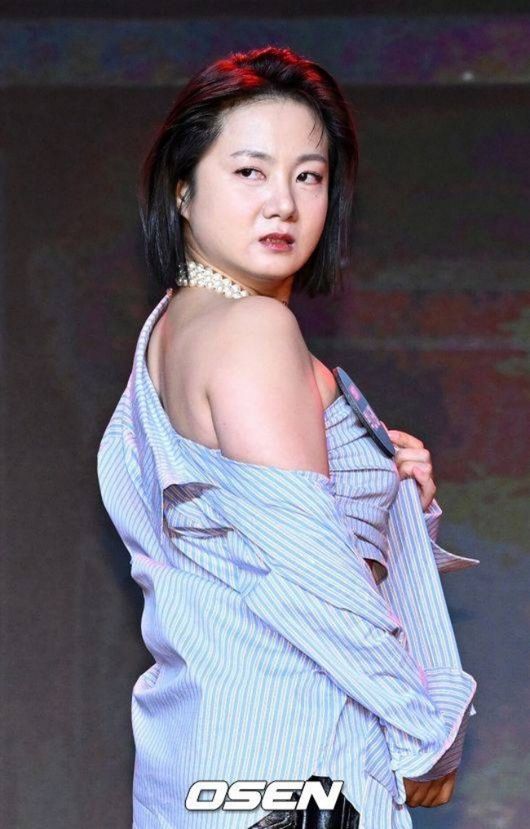 노란 수영복에 섹시한 몸매 어필하는 존예 처자