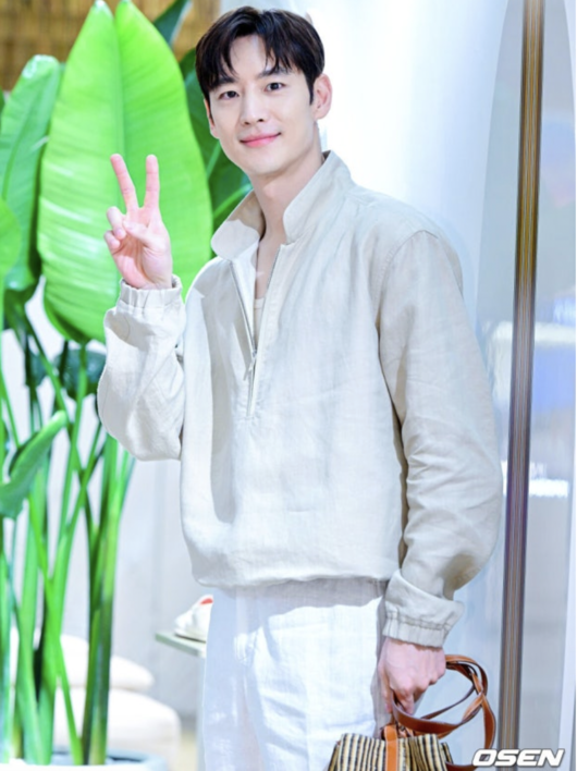 노란 수영복에 섹시한 몸매 어필하는 존예 처자