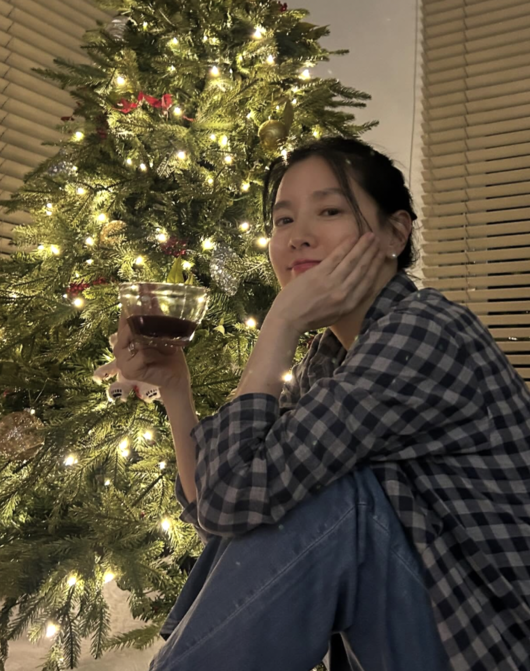 노란 수영복에 섹시한 몸매 어필하는 존예 처자