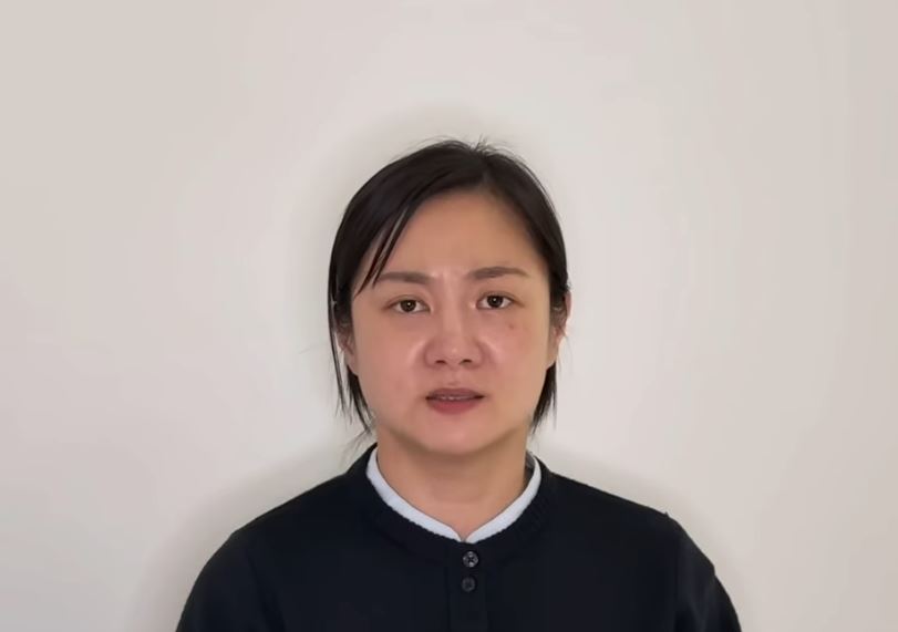 노란 수영복에 섹시한 몸매 어필하는 존예 처자