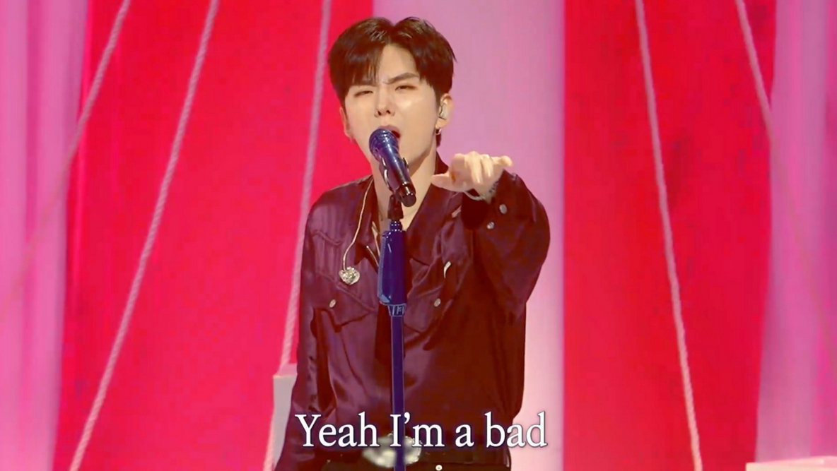 노란 수영복에 섹시한 몸매 어필하는 존예 처자