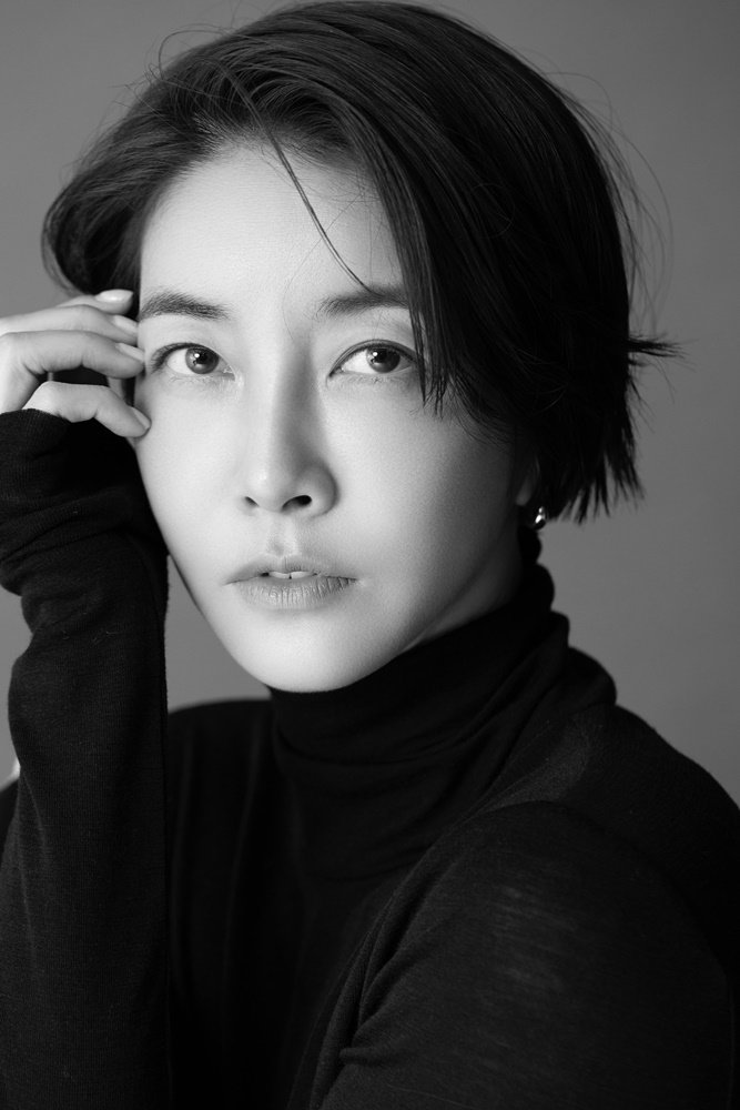 노란 수영복에 섹시한 몸매 어필하는 존예 처자