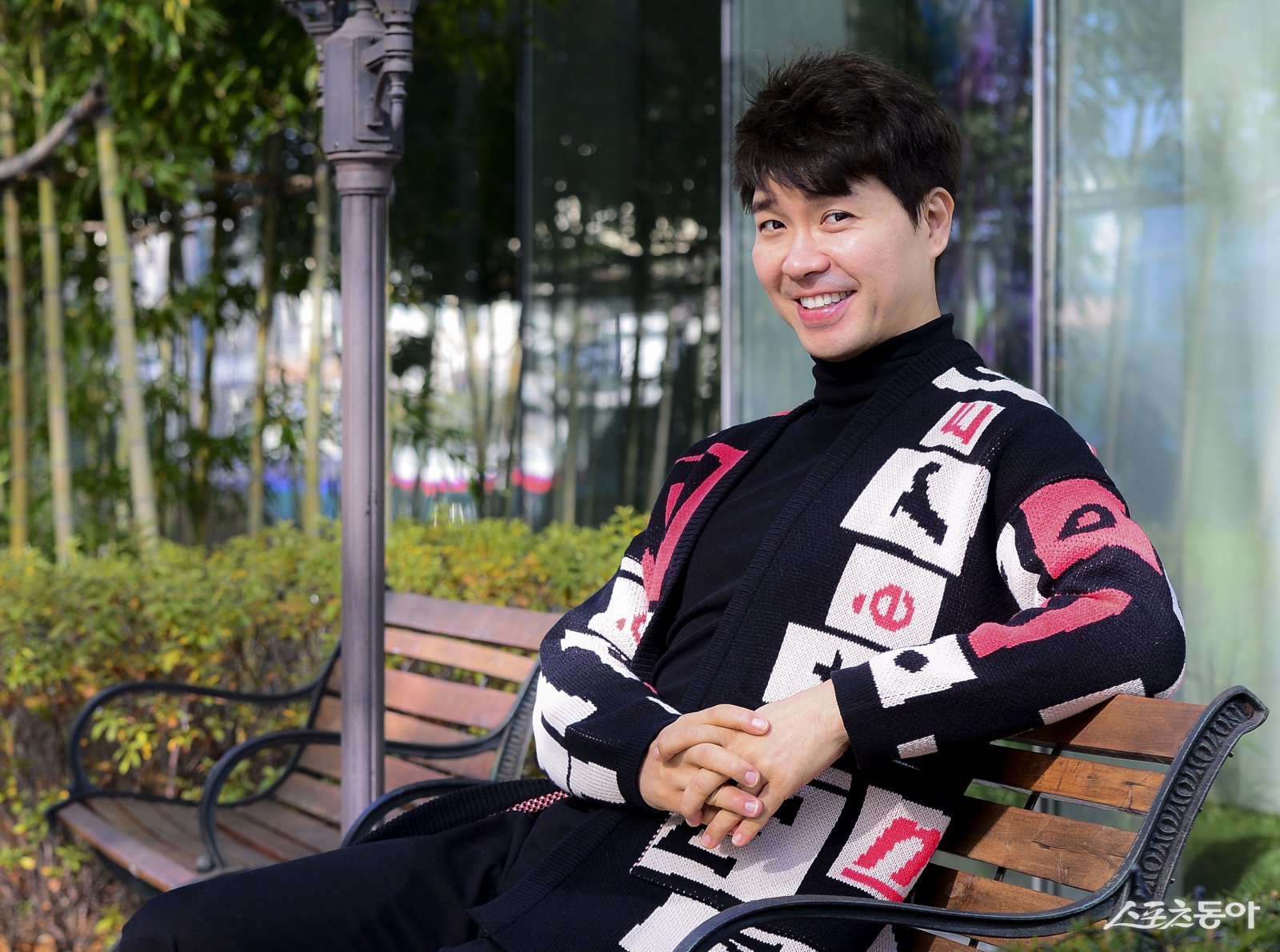 노란 수영복에 섹시한 몸매 어필하는 존예 처자