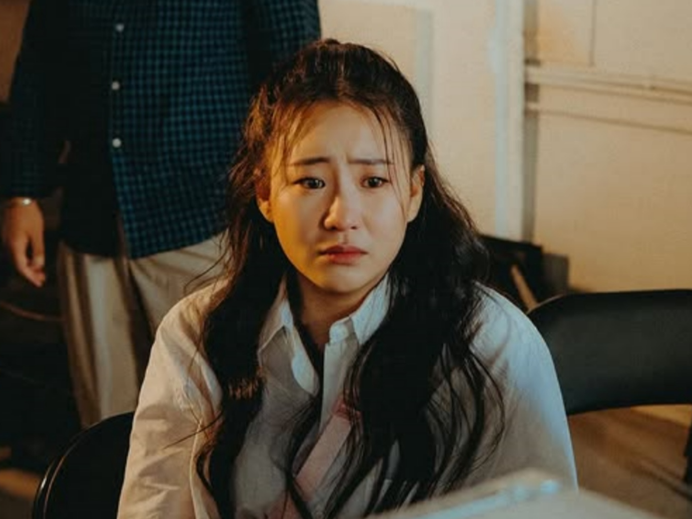 노란 수영복에 섹시한 몸매 어필하는 존예 처자