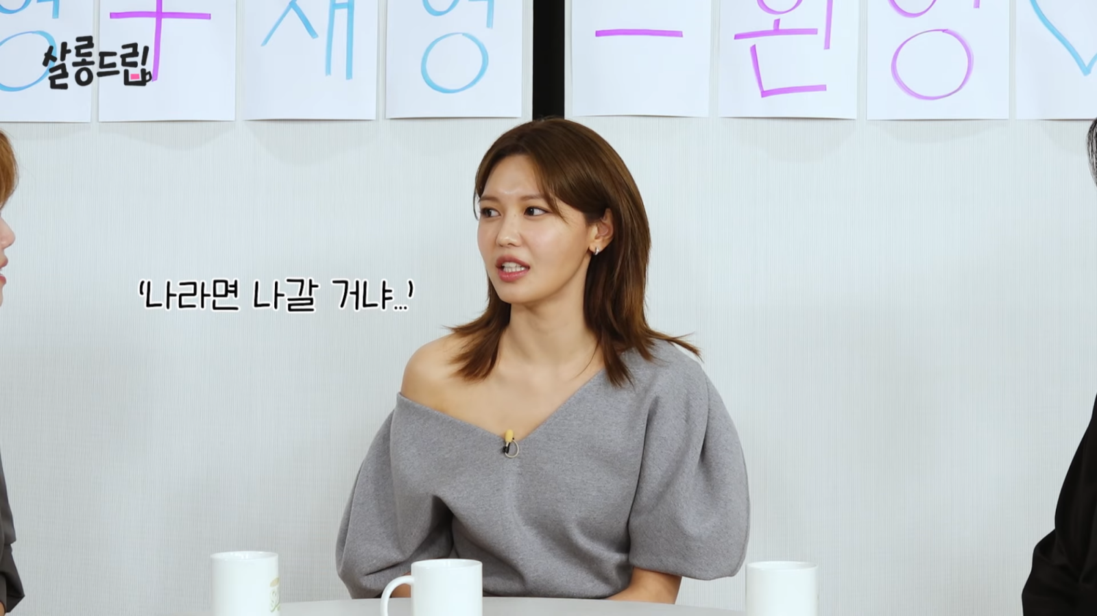 노란 수영복에 섹시한 몸매 어필하는 존예 처자