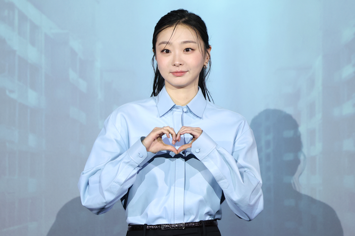 노란 수영복에 섹시한 몸매 어필하는 존예 처자