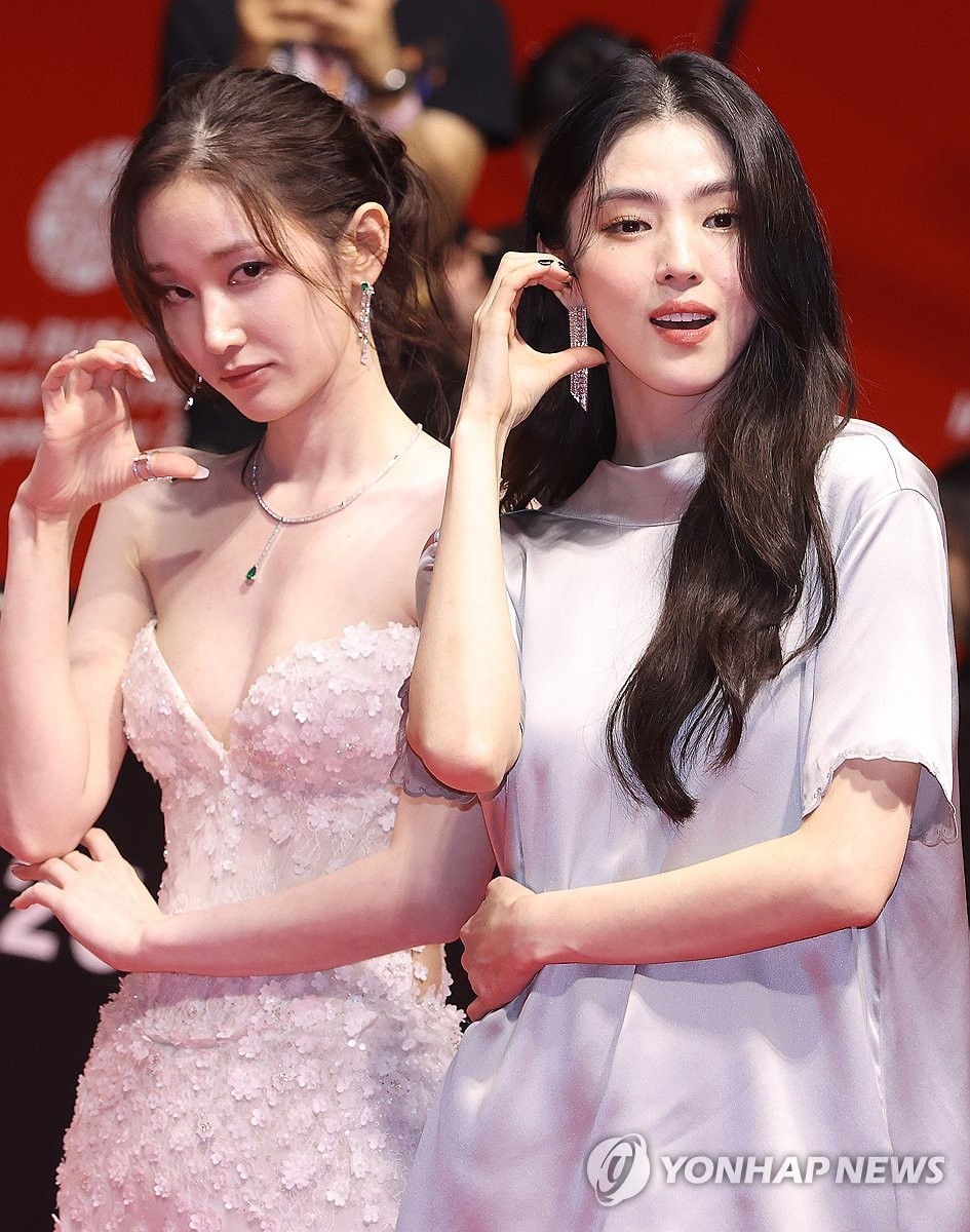 노란 수영복에 섹시한 몸매 어필하는 존예 처자