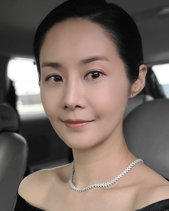 노란 수영복에 섹시한 몸매 어필하는 존예 처자