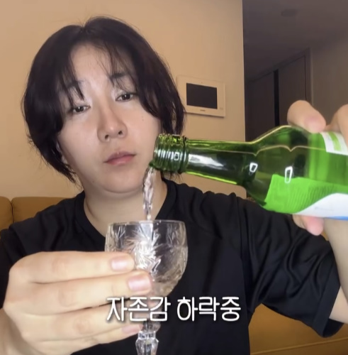 노란 수영복에 섹시한 몸매 어필하는 존예 처자