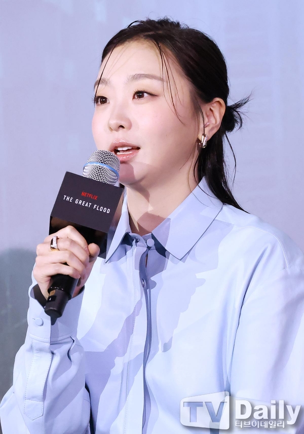 노란 수영복에 섹시한 몸매 어필하는 존예 처자