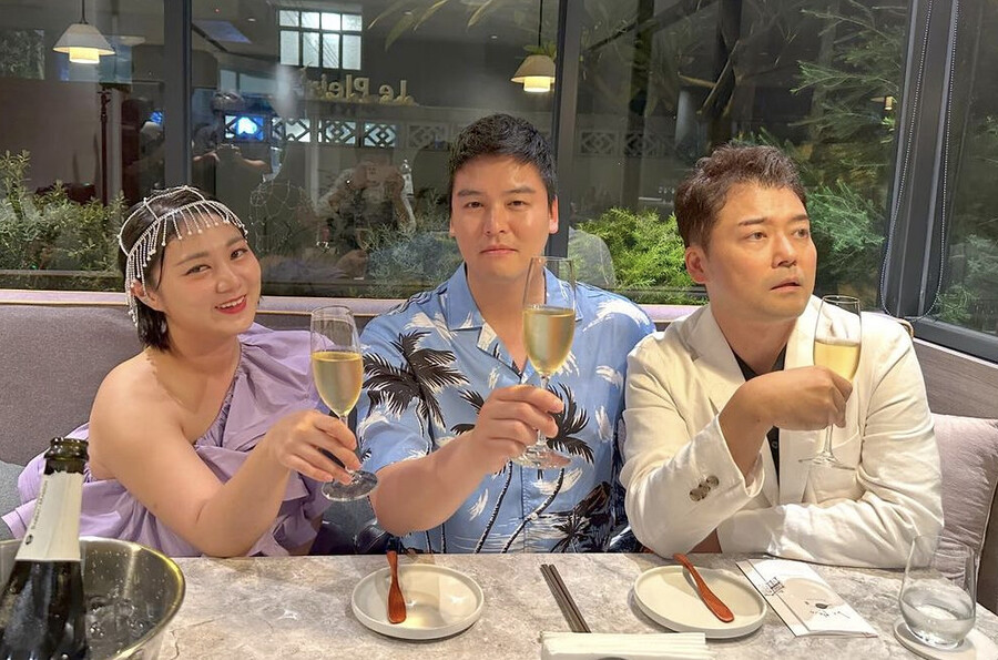 노란 수영복에 섹시한 몸매 어필하는 존예 처자