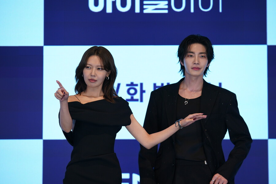 노란 수영복에 섹시한 몸매 어필하는 존예 처자