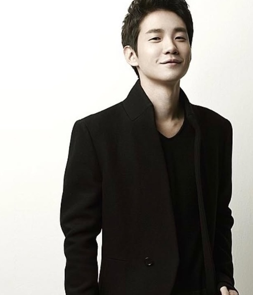 노란 수영복에 섹시한 몸매 어필하는 존예 처자