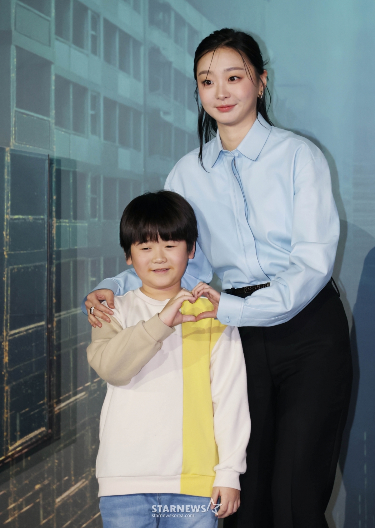 노란 수영복에 섹시한 몸매 어필하는 존예 처자