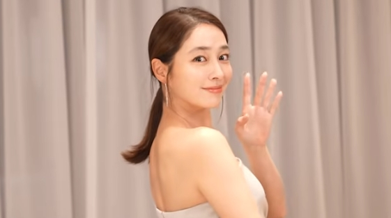 노란 수영복에 섹시한 몸매 어필하는 존예 처자