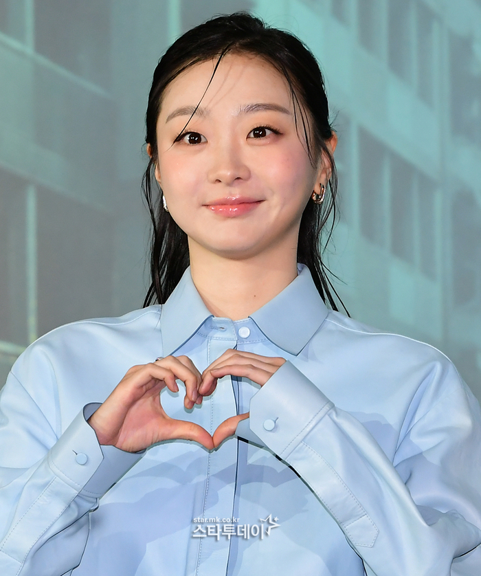 노란 수영복에 섹시한 몸매 어필하는 존예 처자