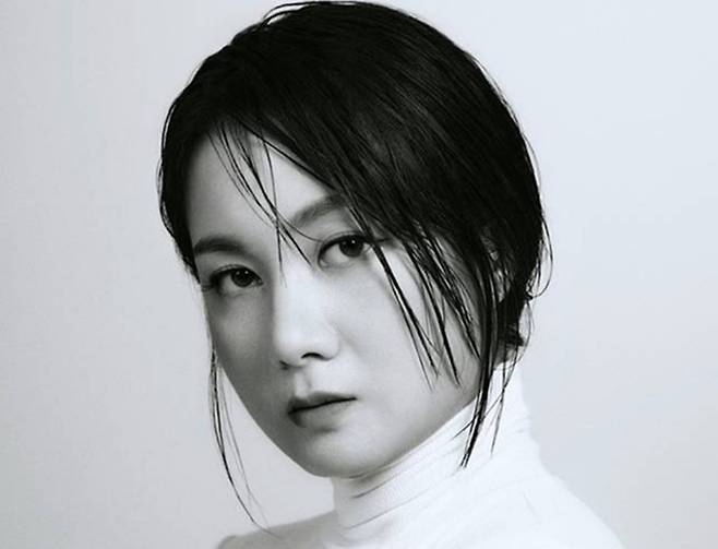 노란 수영복에 섹시한 몸매 어필하는 존예 처자