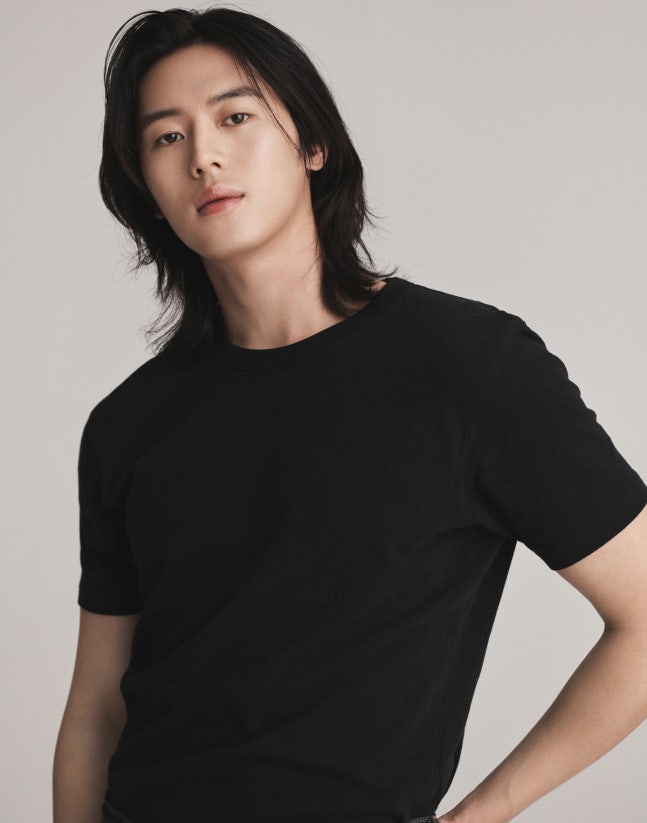 노란 수영복에 섹시한 몸매 어필하는 존예 처자