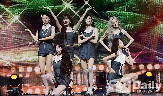 노란 수영복에 섹시한 몸매 어필하는 존예 처자