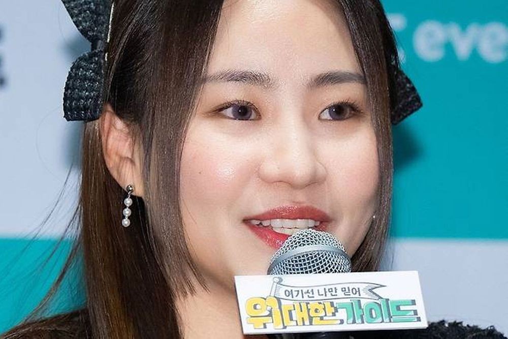 노란 수영복에 섹시한 몸매 어필하는 존예 처자