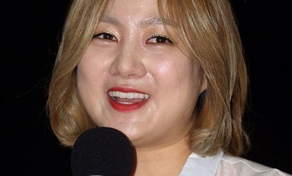 노란 수영복에 섹시한 몸매 어필하는 존예 처자