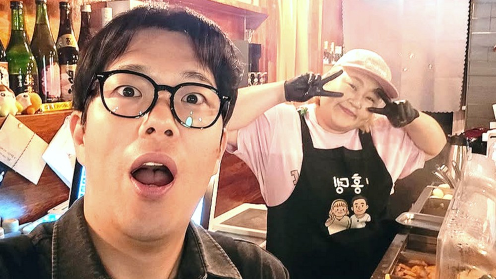 노란 수영복에 섹시한 몸매 어필하는 존예 처자