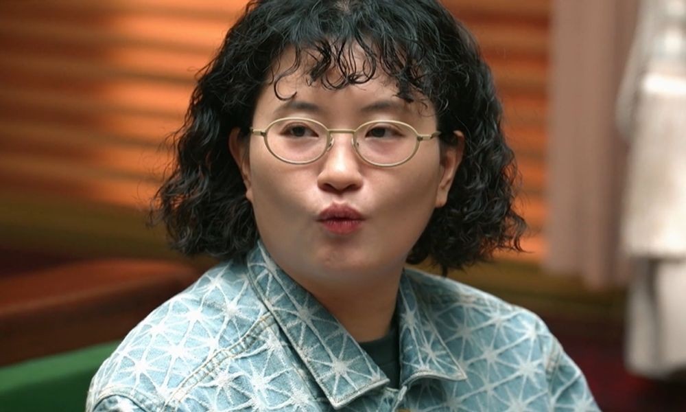 노란 수영복에 섹시한 몸매 어필하는 존예 처자