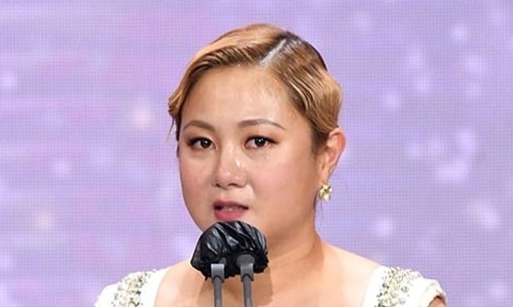 노란 수영복에 섹시한 몸매 어필하는 존예 처자