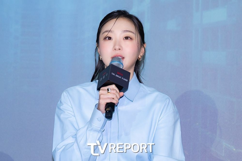 노란 수영복에 섹시한 몸매 어필하는 존예 처자