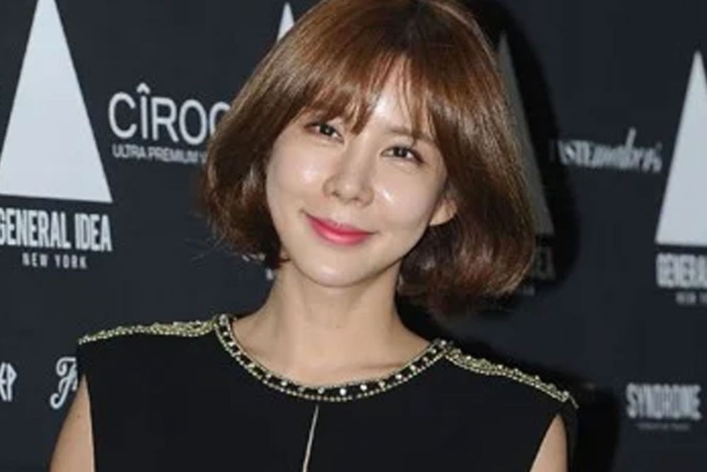 노란 수영복에 섹시한 몸매 어필하는 존예 처자