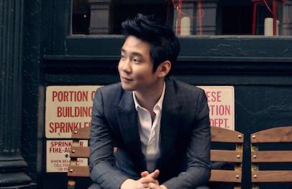 노란 수영복에 섹시한 몸매 어필하는 존예 처자