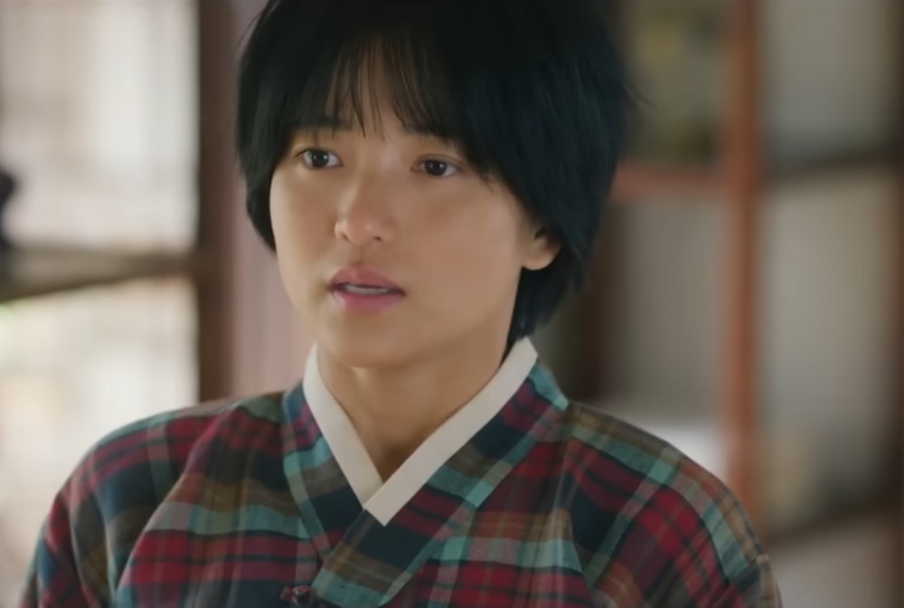 노란 수영복에 섹시한 몸매 어필하는 존예 처자