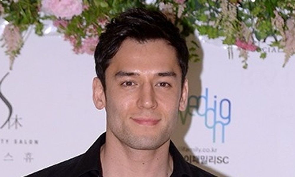 노란 수영복에 섹시한 몸매 어필하는 존예 처자