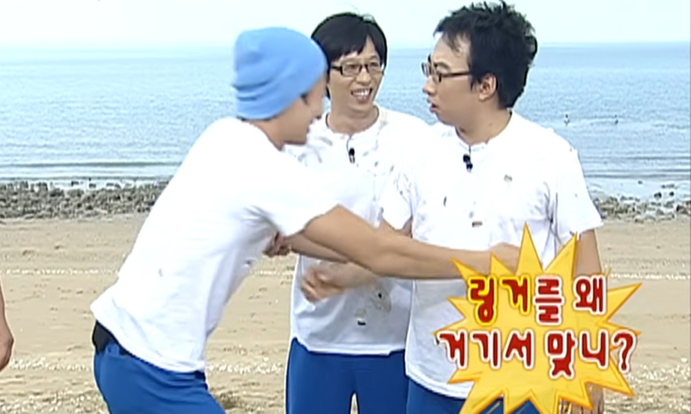 노란 수영복에 섹시한 몸매 어필하는 존예 처자