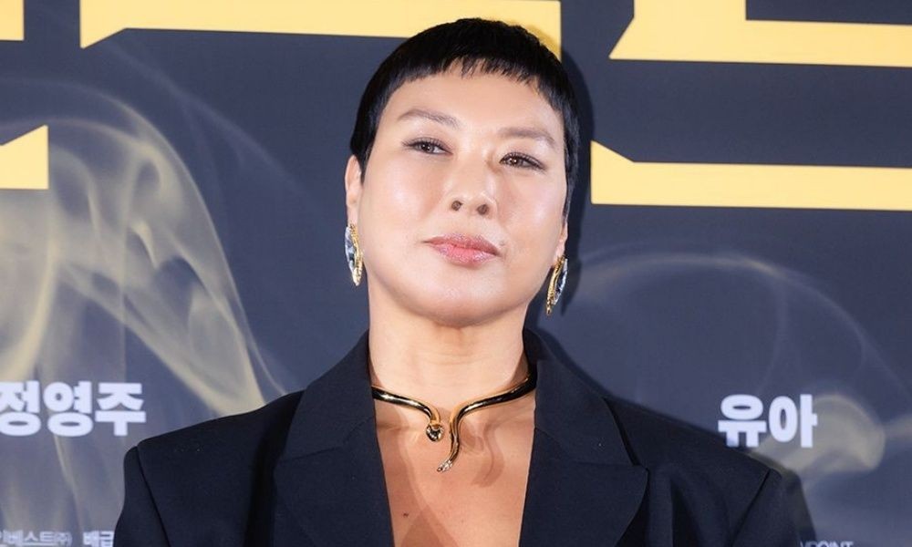 노란 수영복에 섹시한 몸매 어필하는 존예 처자