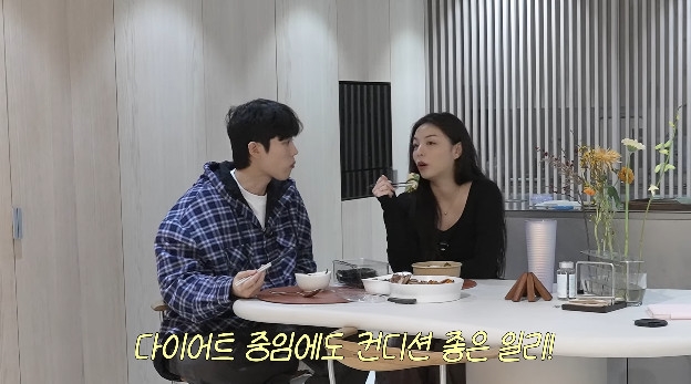 노란 수영복에 섹시한 몸매 어필하는 존예 처자