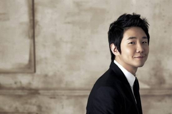 노란 수영복에 섹시한 몸매 어필하는 존예 처자