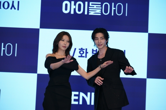 노란 수영복에 섹시한 몸매 어필하는 존예 처자