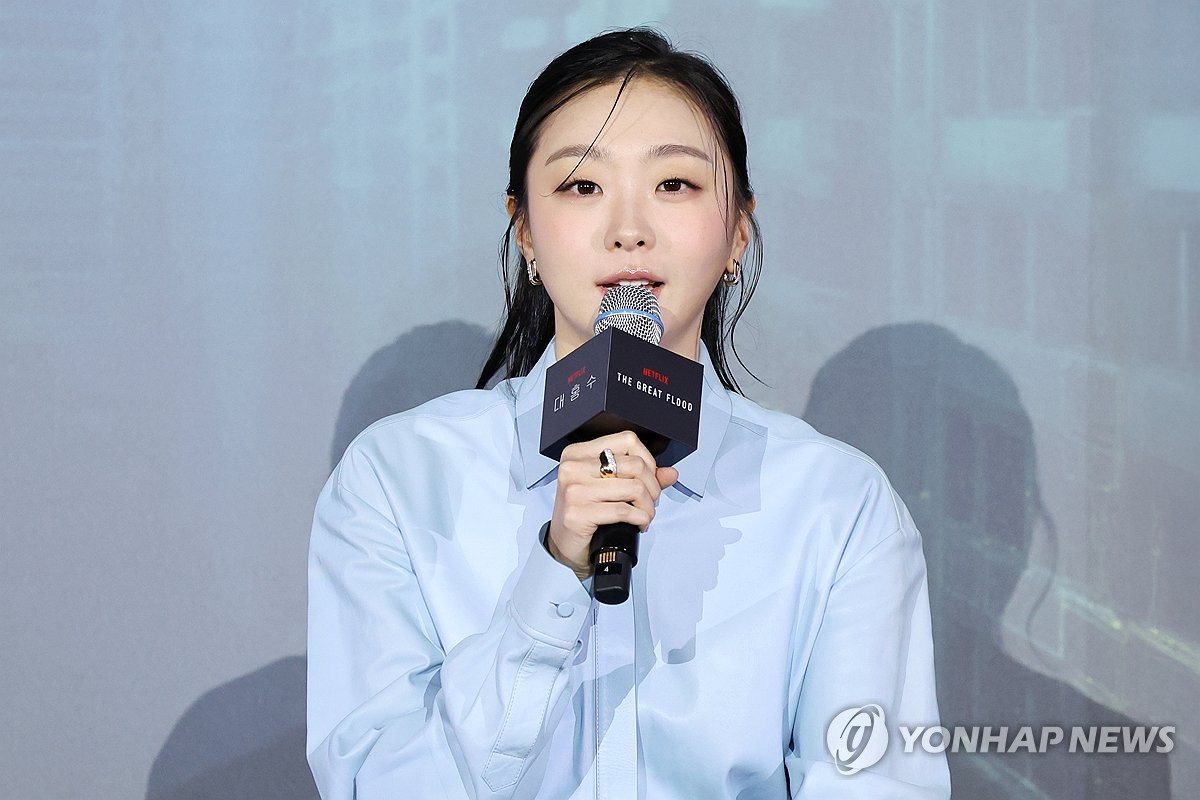 노란 수영복에 섹시한 몸매 어필하는 존예 처자