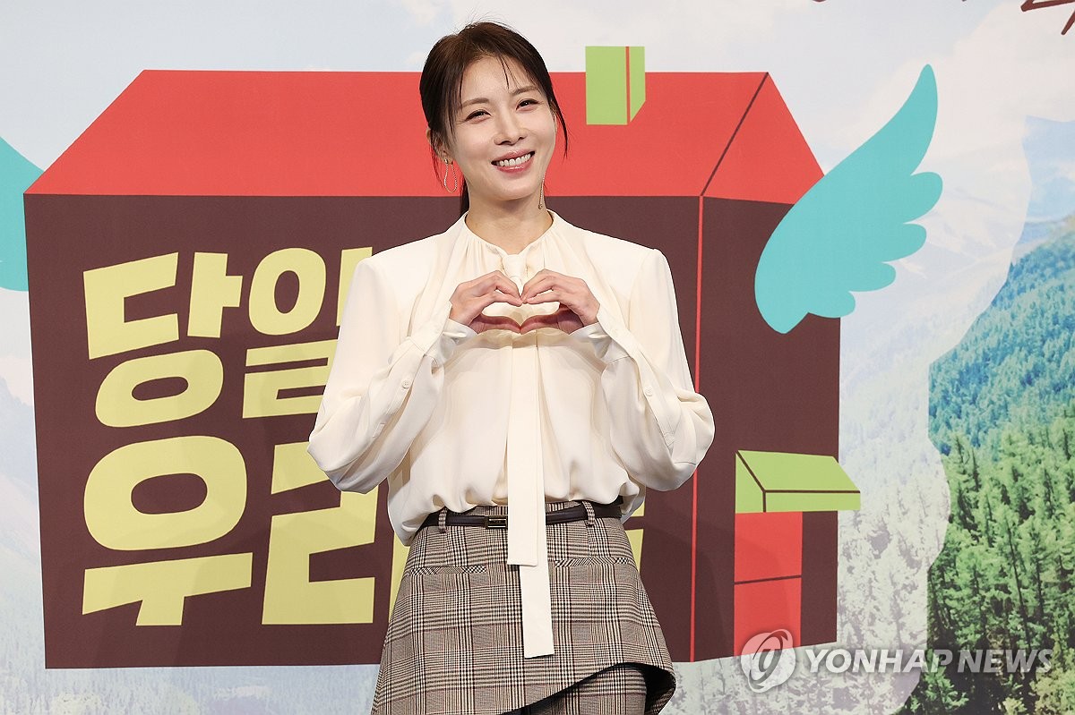 노란 수영복에 섹시한 몸매 어필하는 존예 처자