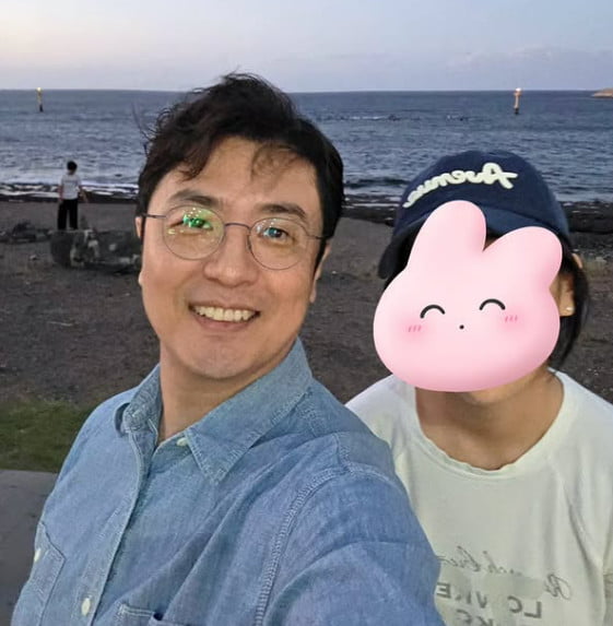 노란 수영복에 섹시한 몸매 어필하는 존예 처자