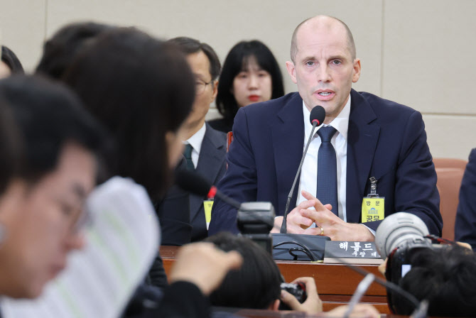 노란 수영복에 섹시한 몸매 어필하는 존예 처자